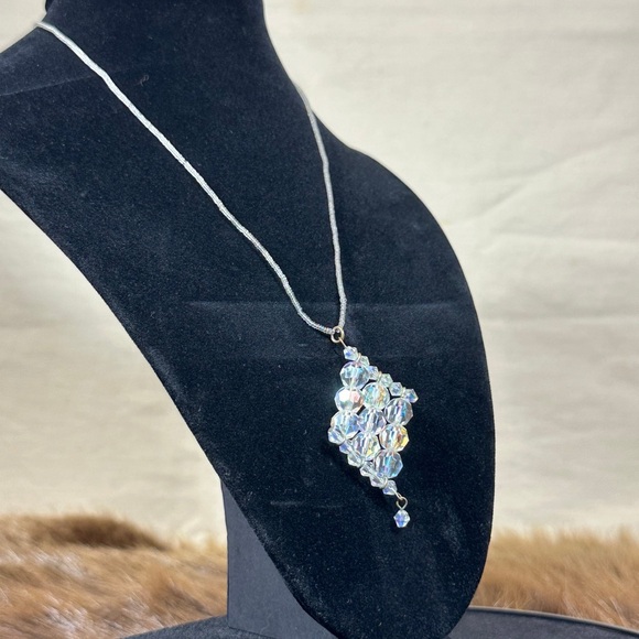 Elegant Crystal Pendant Necklace - Picture 2 of 3